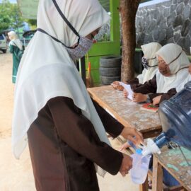 Kembali ke Pondok, Saatnya Kurangi Sampah Plastik